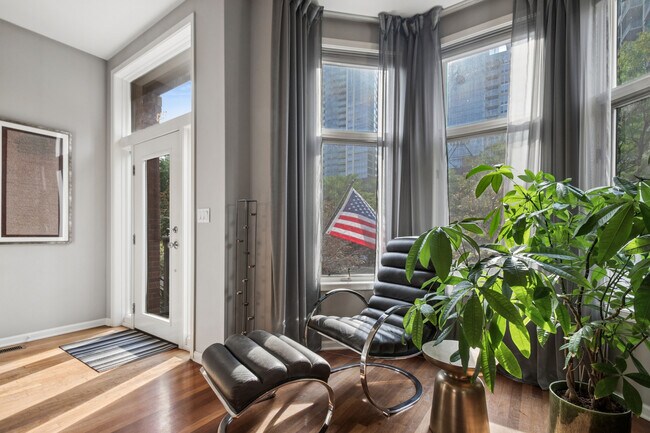 Foto del edificio - 1323 S Indiana Ave