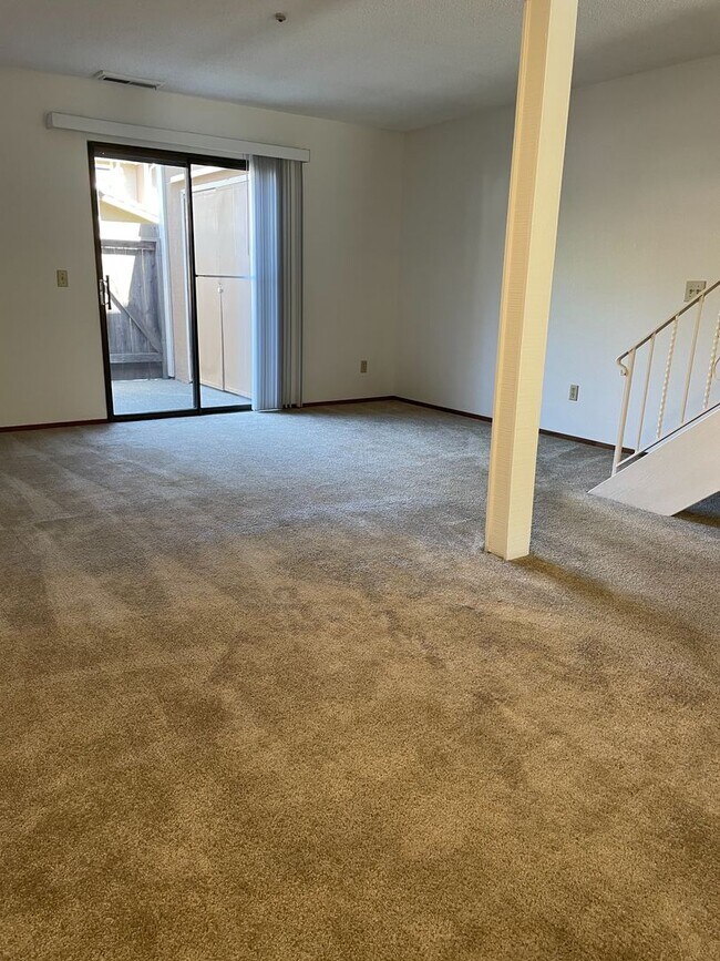 Building Photo - Very Clean 2 bedroom 1.5 bath Townhome; Ga...
