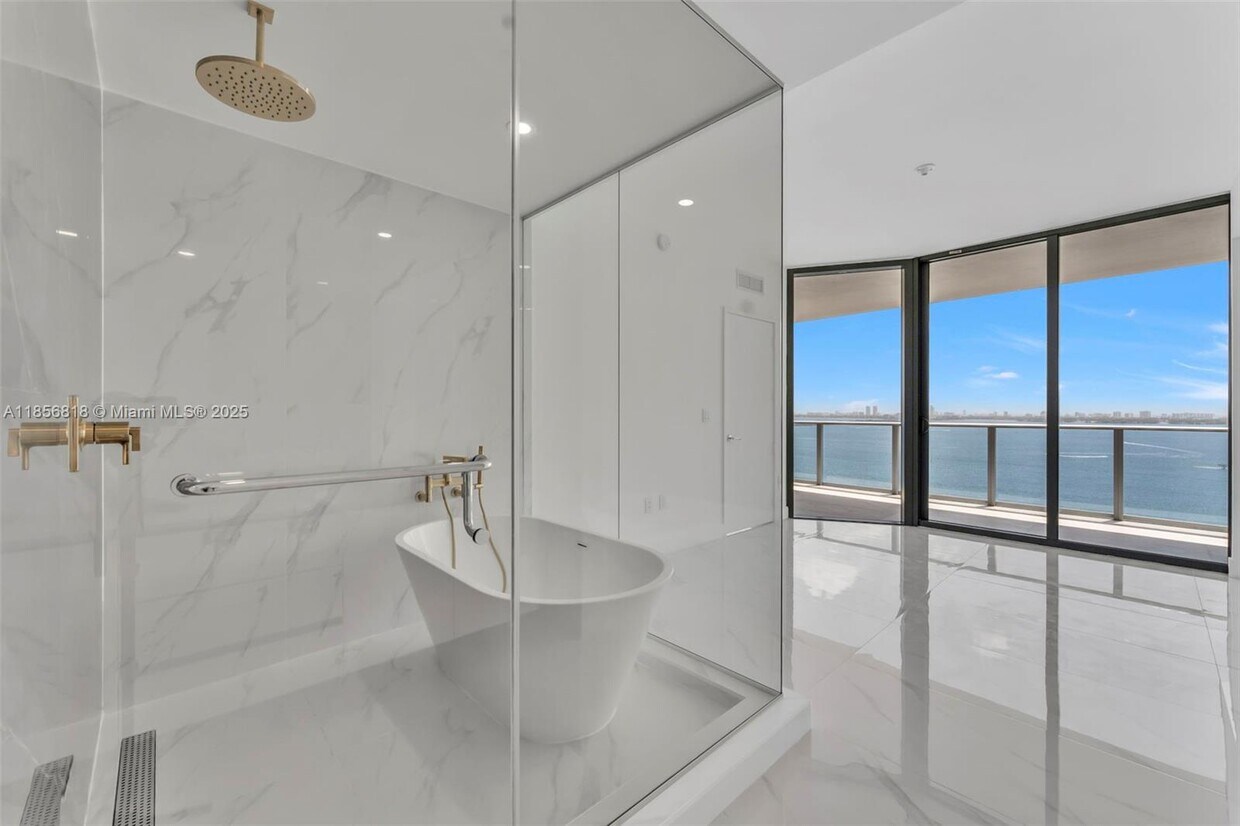 Foto principal - 700 NE 24th St