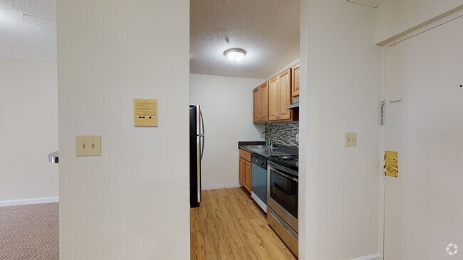 1 BR, 1 BA, - 625 SF - Carlyle House Apartments