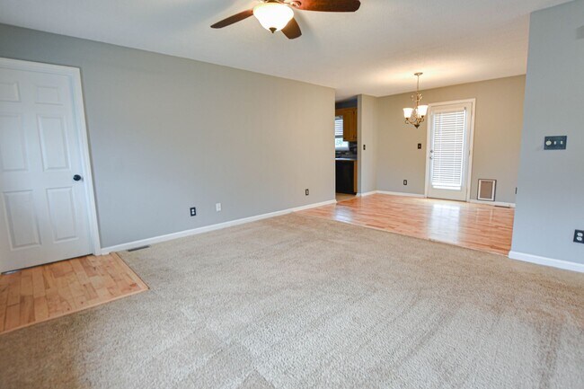 Building Photo - Pet Friendly Three Bedroom!