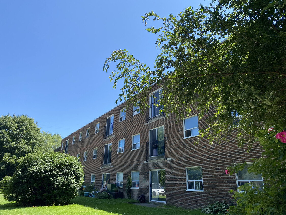 Primary Photo - Village Court Apartments London