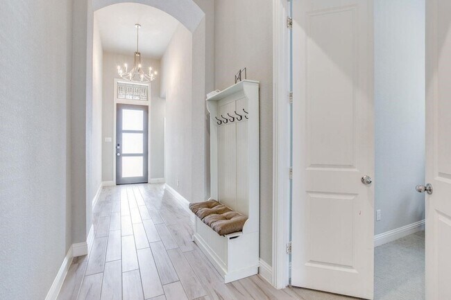 Building Photo - 905 Lady Bird Dr