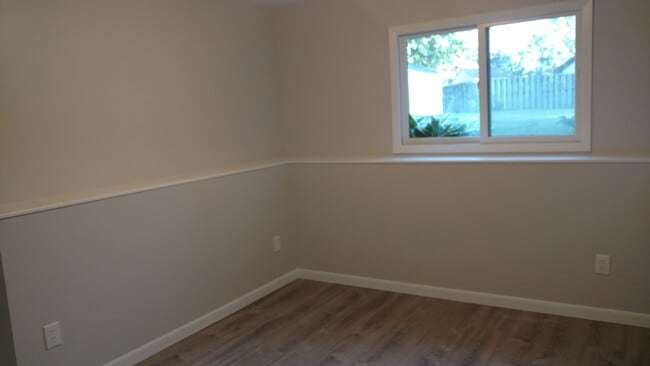 Building Photo - 1556 Hillview Rd