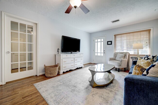 Foto del edificio - 1070 Lamonte Ln