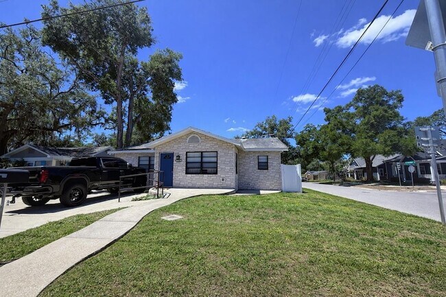 Foto del edificio - 7218 N Highland Ave