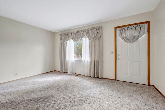 Foto del edificio - 211 Friendship Dr