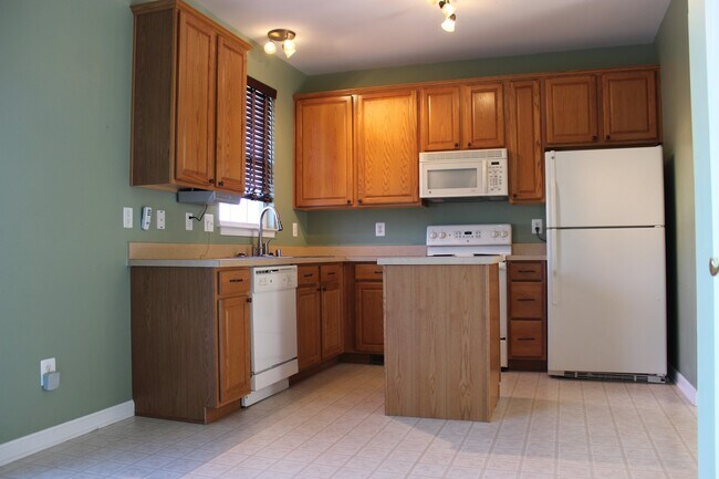 Building Photo - Town Home