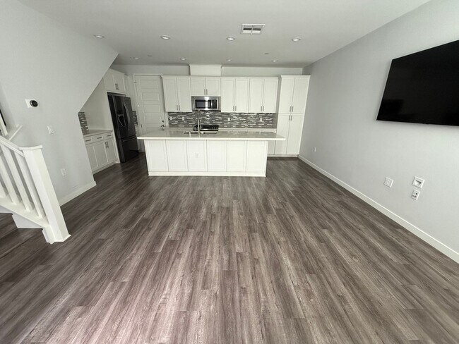 Building Photo - 3 Bedroom Townhome in Northridge
