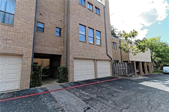 Building Photo - 611 E 45th St