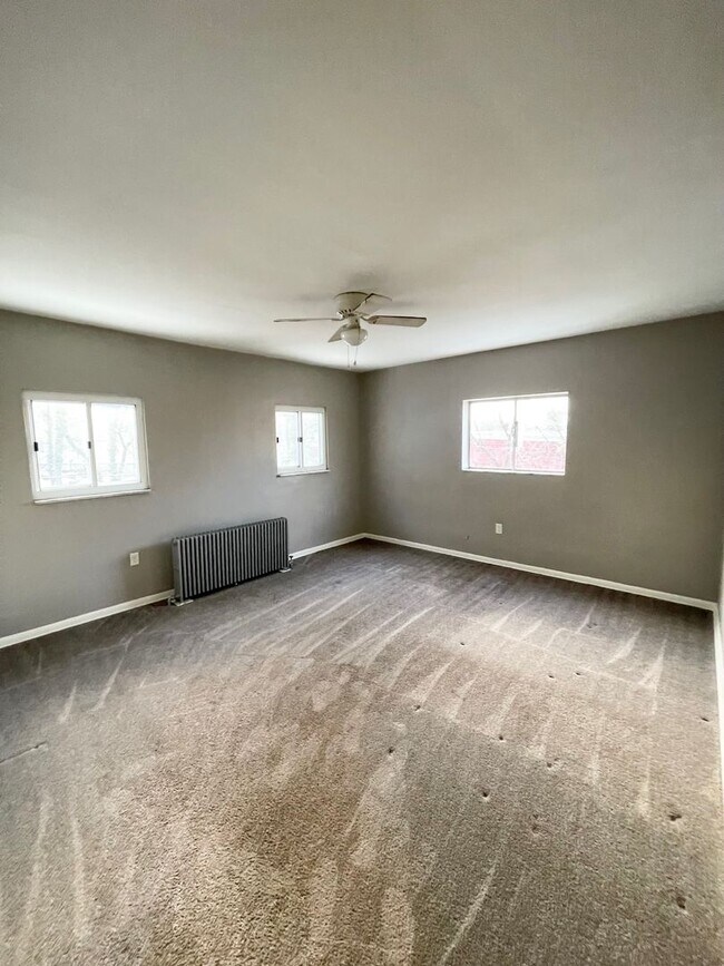 Building Photo - Updated 3 or 4 Bedroom, 2 Bathroom Home in...
