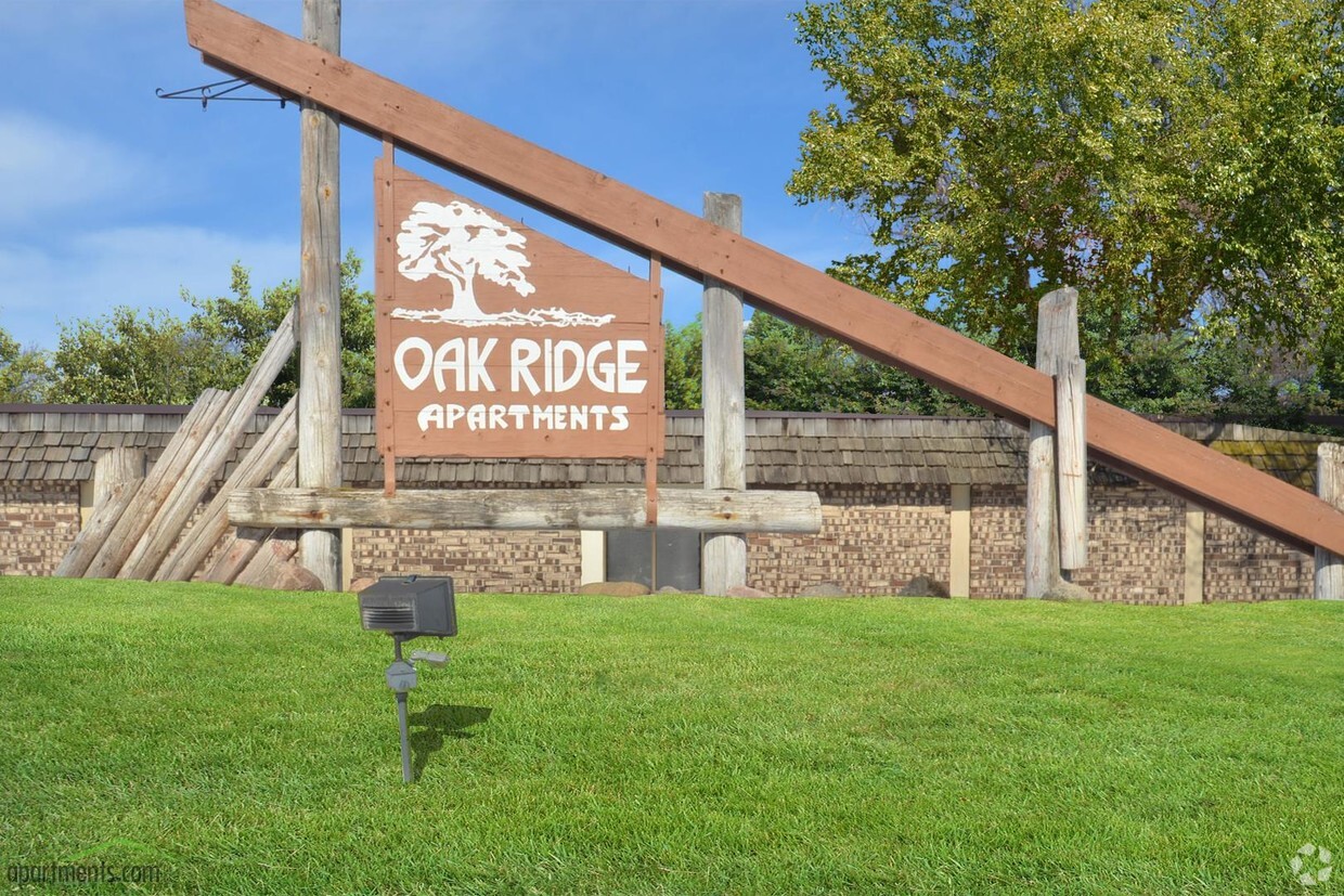 Primary Photo - Oakridge Apartments