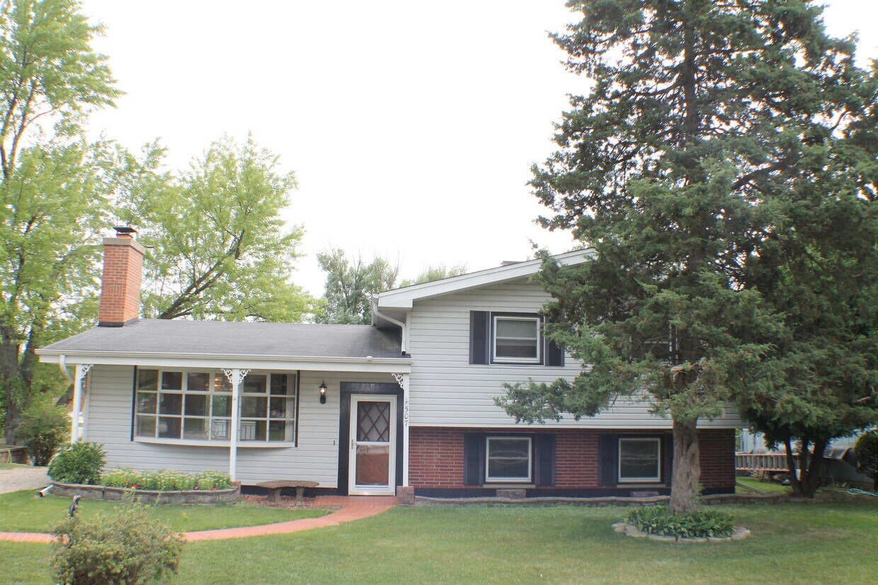 Primary Photo - 507 Hillcrest Ln