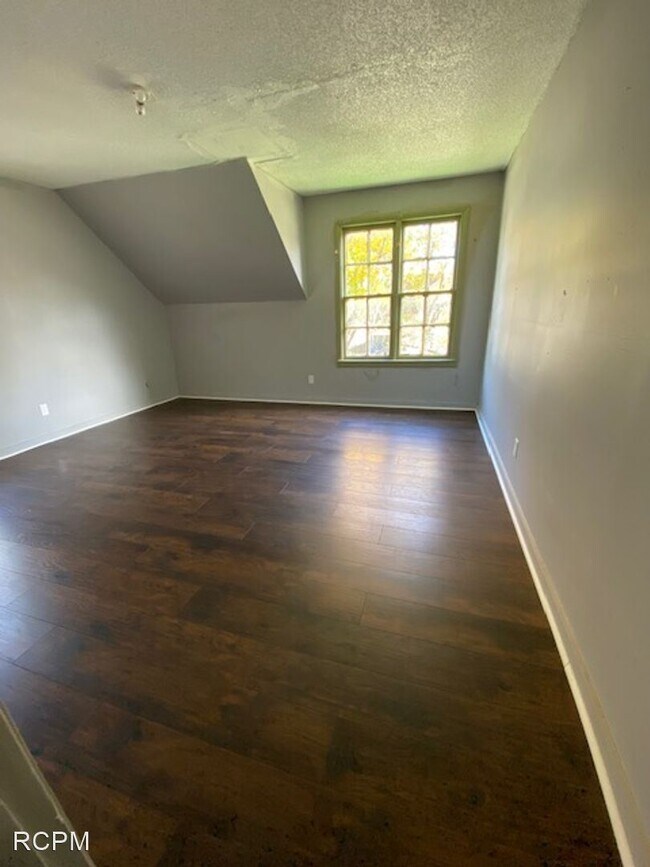 Building Photo - 2 br, 1 bath House - 3700 Alpine St.
