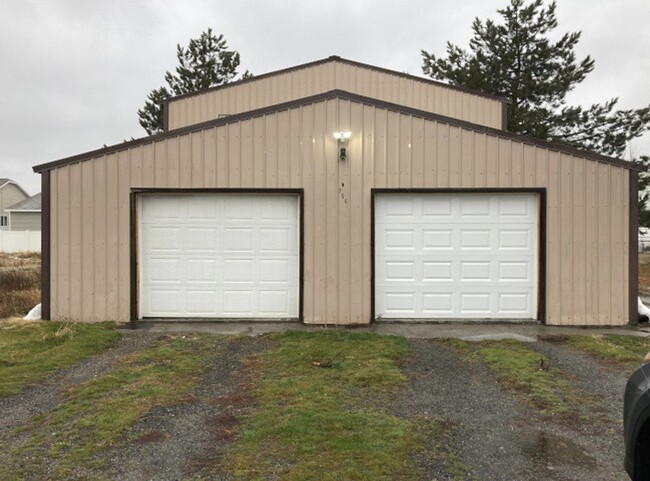Building Photo - Home with large shop