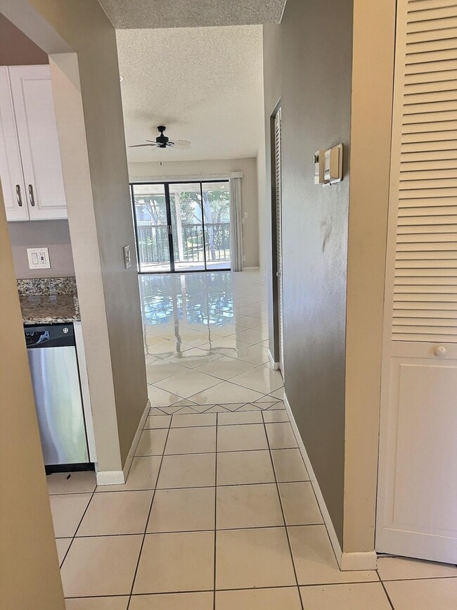 Foto del edificio - 3348 Lucerne Park Dr