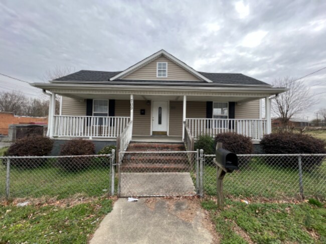 Building Photo - 709 Rauhut St