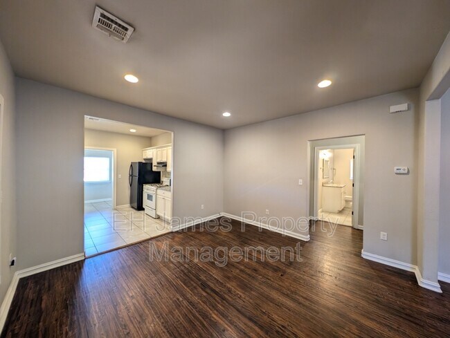 Building Photo - 2235 E 10th St