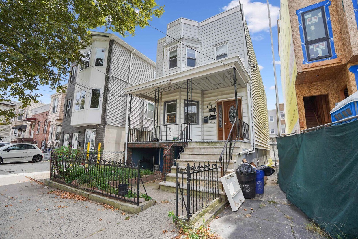 Primary Photo - 113 CHARLES St
