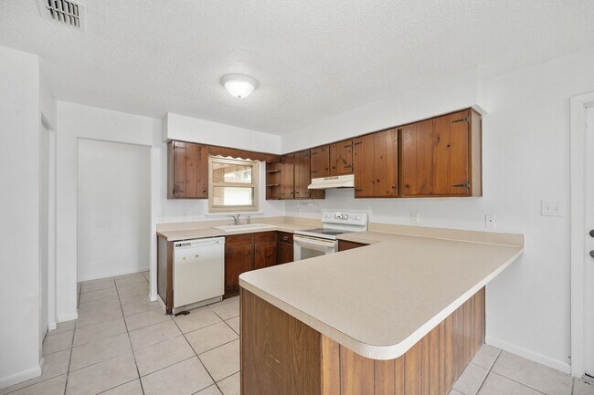 Building Photo - Spacious 3-Bedroom Home with Fireplace, Split Floor Plan & Screened Lanai in Southeast Ocala!