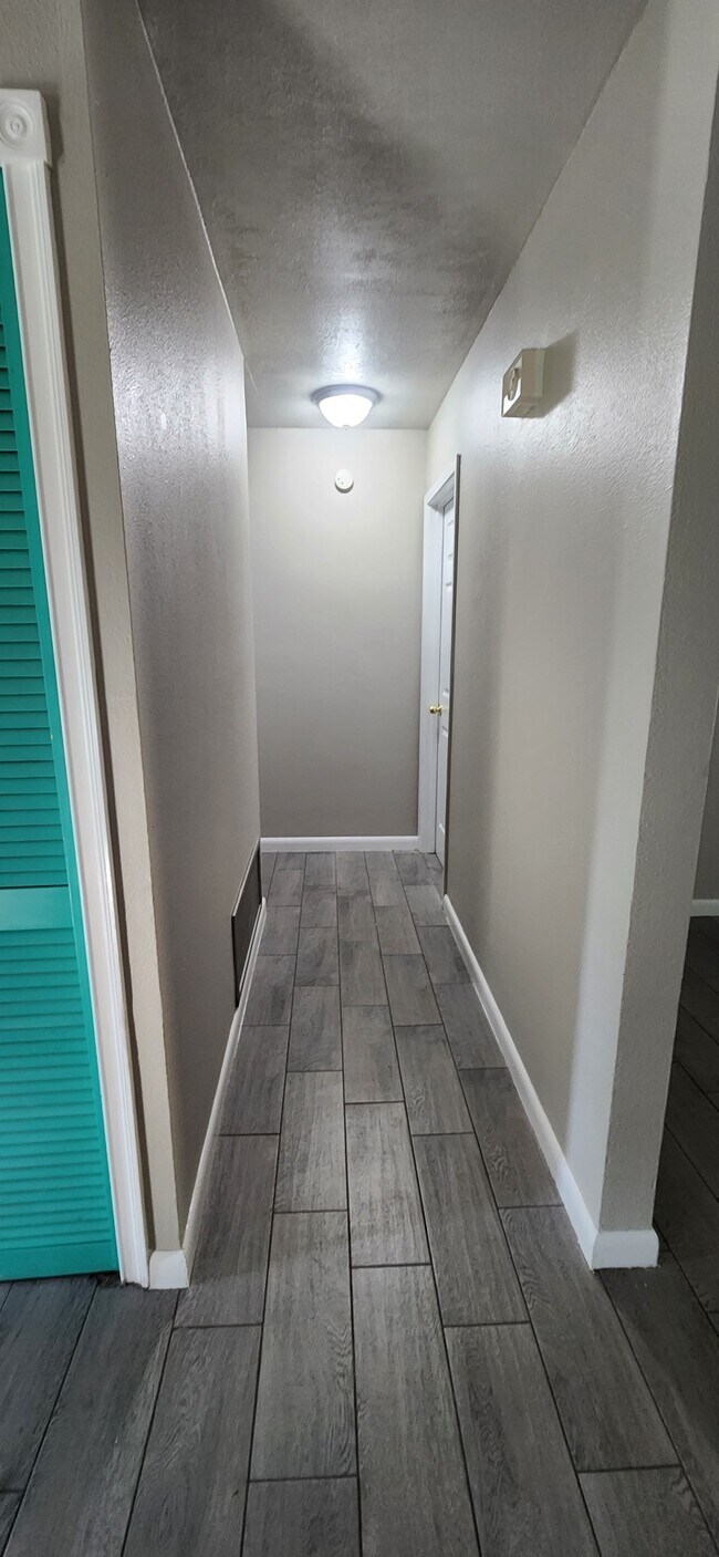 Foto del edificio - 5946 Midcrown Dr
