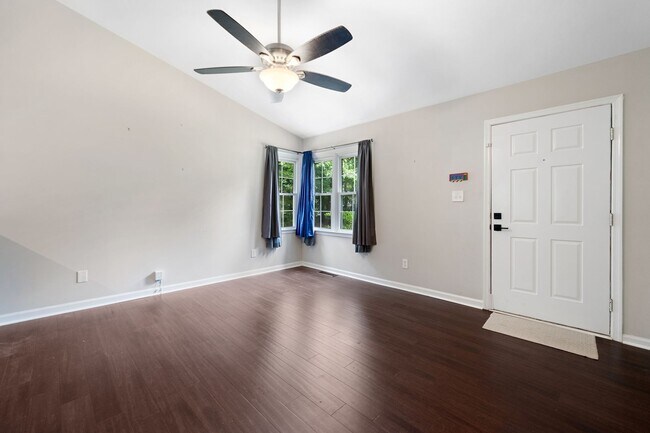 Foto del edificio - Charming 3BR Home with Screened Porch & La...