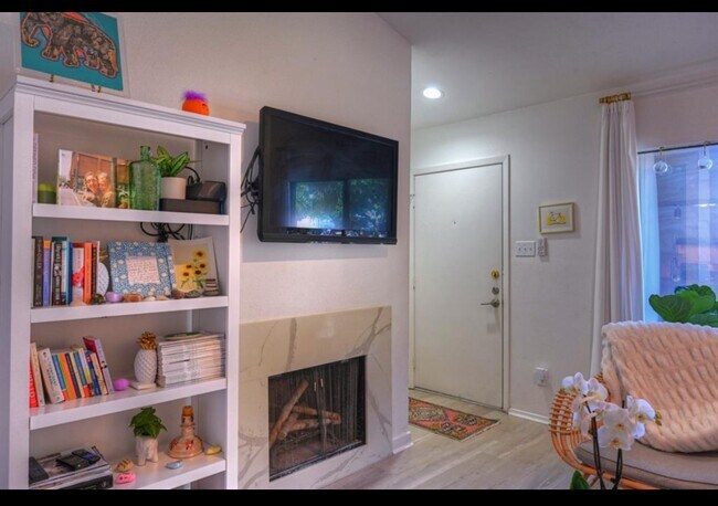 Foto del edificio - 7138 N Holiday Dr