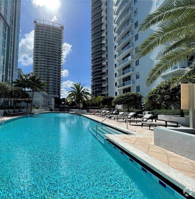 Building Photo - 1060 Brickell Ave