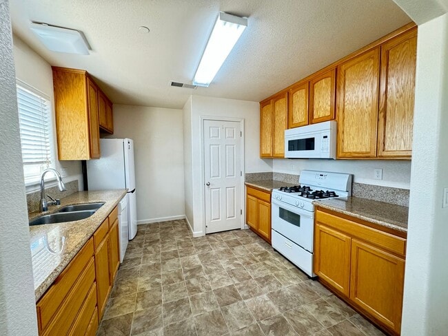 Building Photo - 3 bed/ 2 bath house in country setting