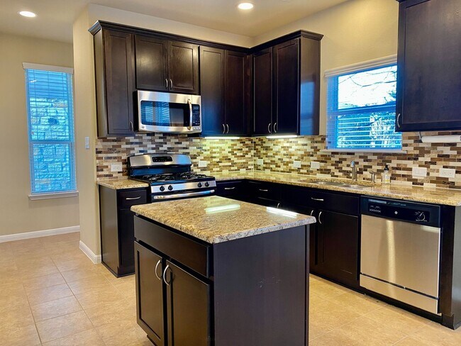 Foto del edificio - Beautiful 2-Story 3bed/2.5bath home in Ave...