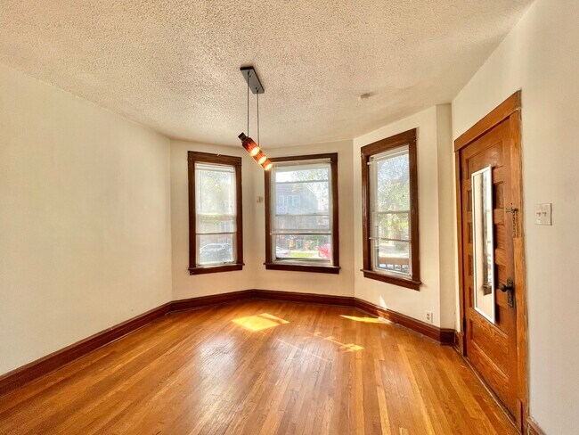 Building Photo - 2923 N Springfield Ave