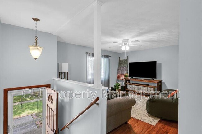 Building Photo - 1010 Hollycrest Dr