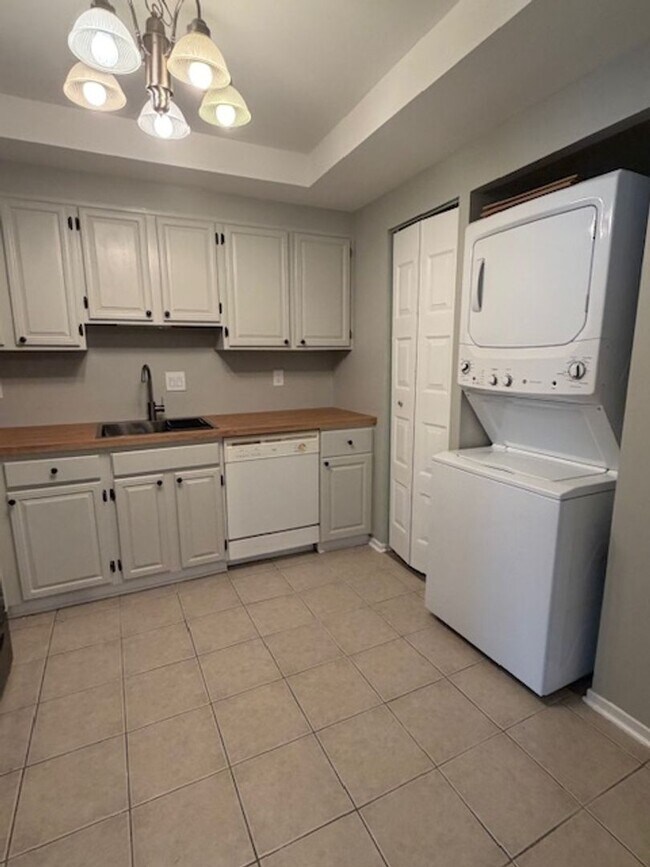 Foto del edificio - SPACIOUS 2 BEDROOM 2 BATH CONDO IN CENTER CT