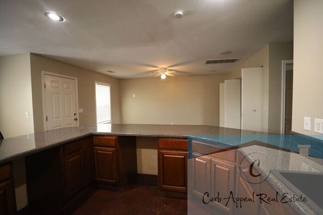 Building Photo - Internet included!! Spacious 1 bed /1 full bath apt - includes washer/dryer