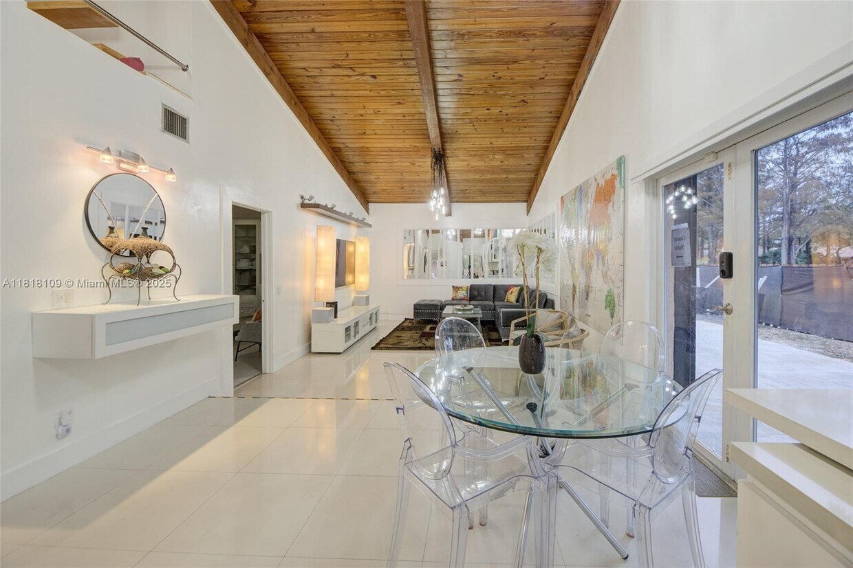 Foto principal - 7441 NW 33rd St