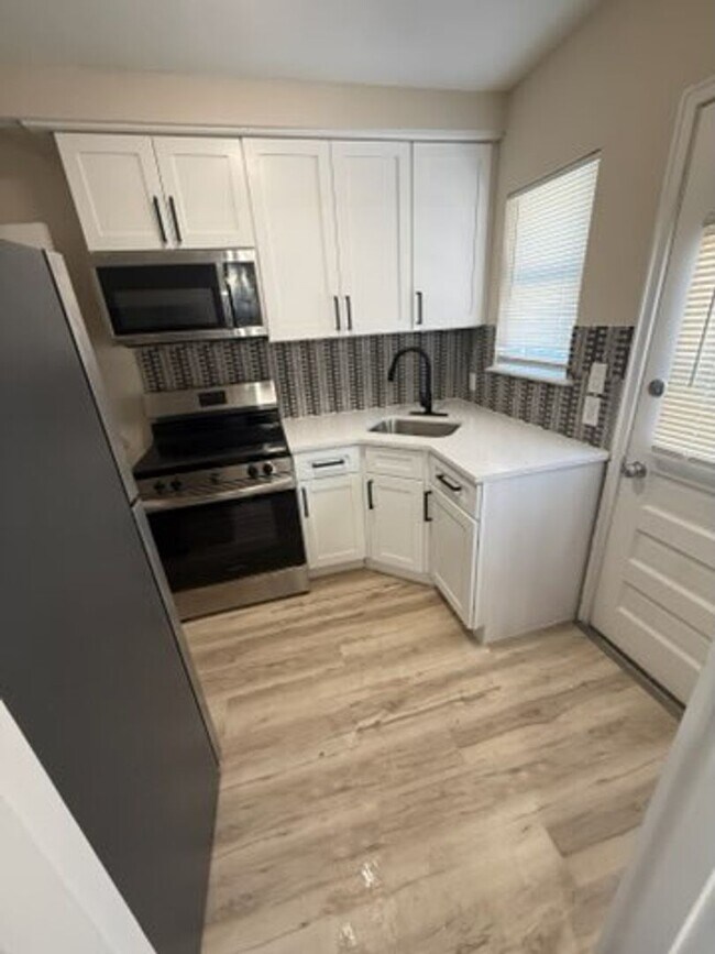 Foto del edificio - Updated 2-Bedroom Townhouse Near Mott Park