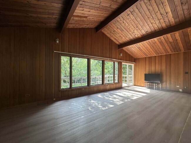 Foto del edificio - 2030 Crestwood Ln