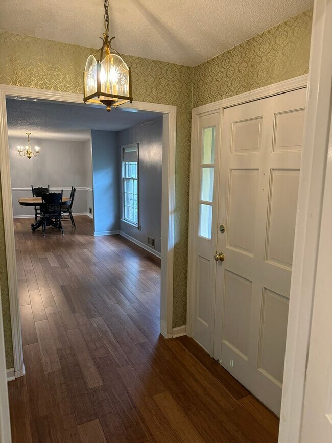 Foto del edificio - Cedar Creek Charmer with Large Basement!