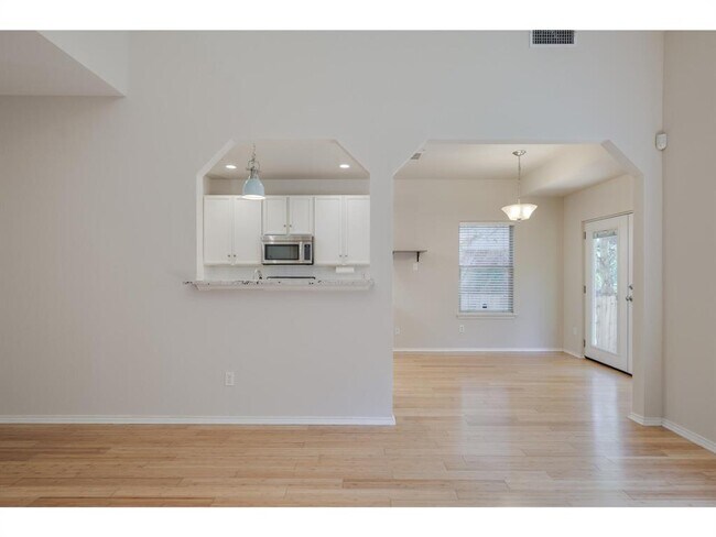 Foto del edificio - 5709 Pecanwood Ln