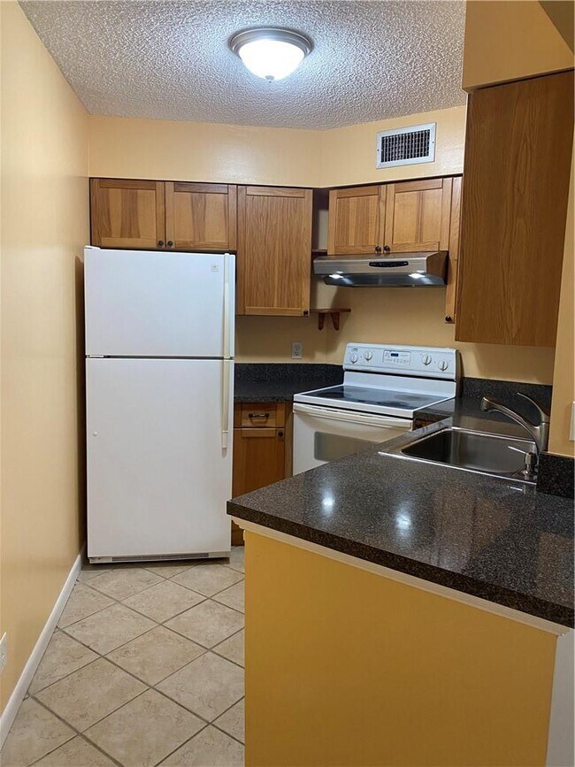 212 Lake Pointe Dr Unit 108, Oakland Park, FL 33309 Condo for Rent in
