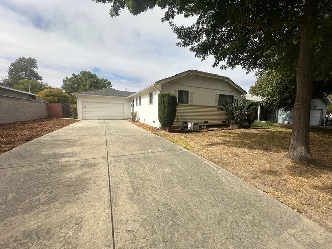 Building Photo - 3 Bedroom 2 Bathroom Home with Pool