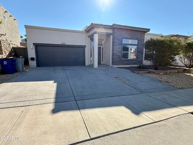 Building Photo - 1252 Desert Mirage Pl