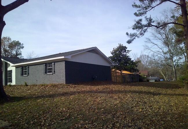 Building Photo - MOVE IN SPECIAL!**** 1/2 OF 1ST MONTH RENT...