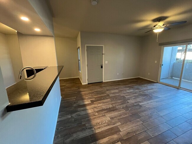 Foto del edificio - Stunning, fully-remodeled 1 bedroom at Tus...