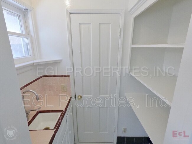Foto del edificio - 1421 N Laurel Ave
