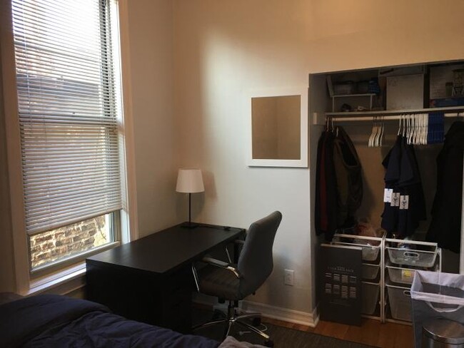 Building Photo - 4 bedroom in Chicago IL 60607