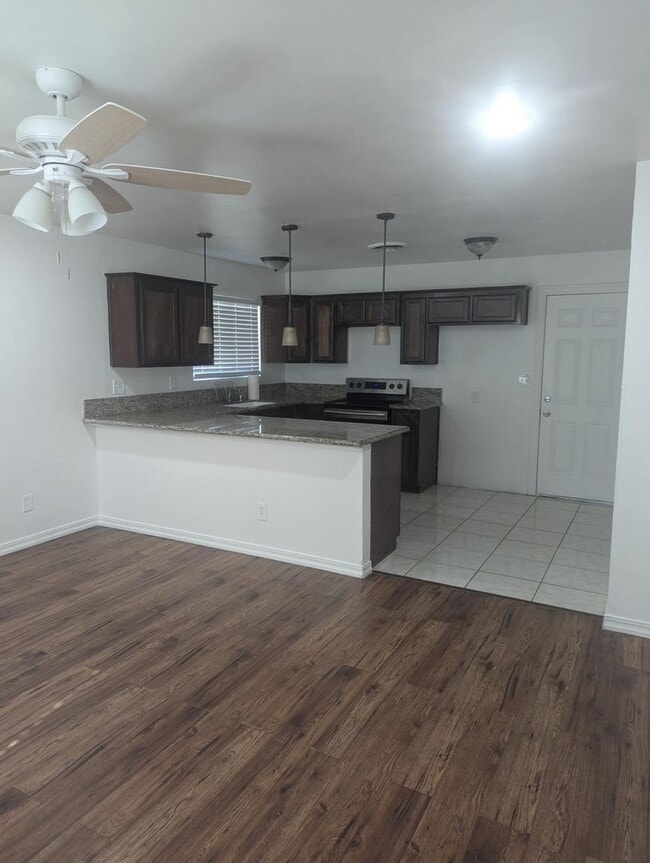 Building Photo - Clean 2 Bedroom / 1 Bathroom Apartment For Lease - Front Unit