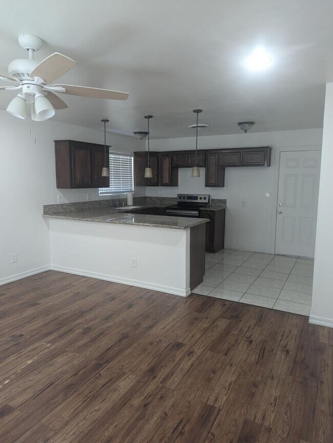Foto del edificio - Clean 2 Bedroom / 1 Bathroom Apartment For Lease - Front Unit