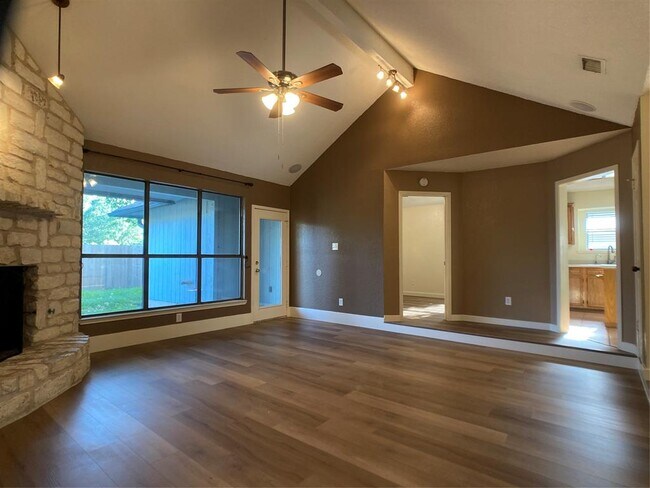 Foto del edificio - 427 Maple Run Dr