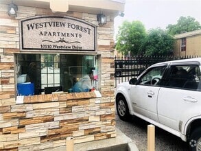 Building Photo - 10110 Westview Dr